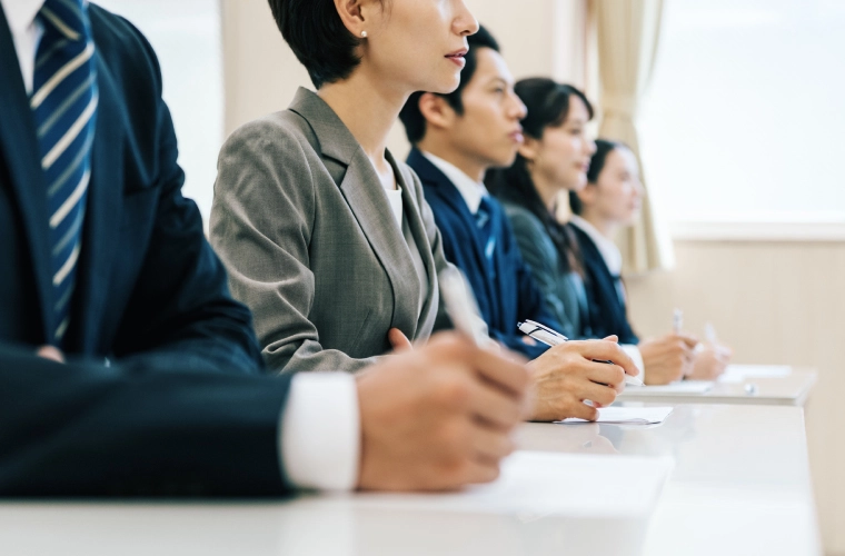 株式会社NEXUSのオフィスで働く社員の様子
