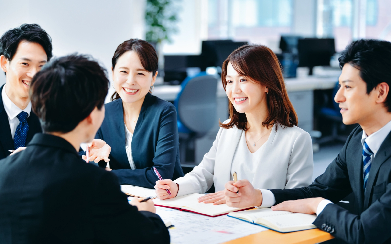 株式会社NEXUSで働く社員と職場の雰囲気